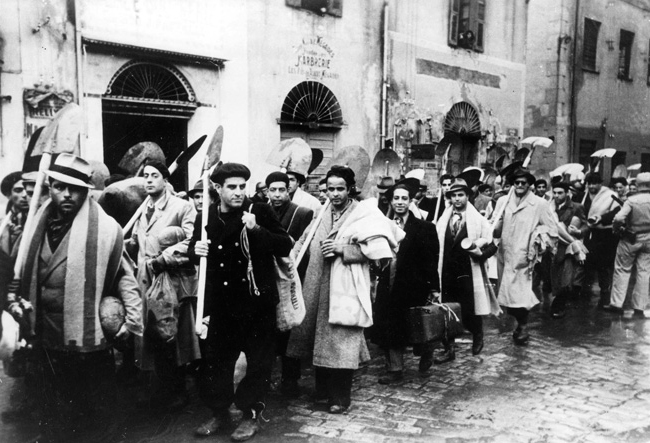 Jews drafted by the Germans for forced labor. Tunis, Tunisia, 1942/43 - Image credit: Bundesarchiv, Bild 183-J20382 (Photo: Luken)